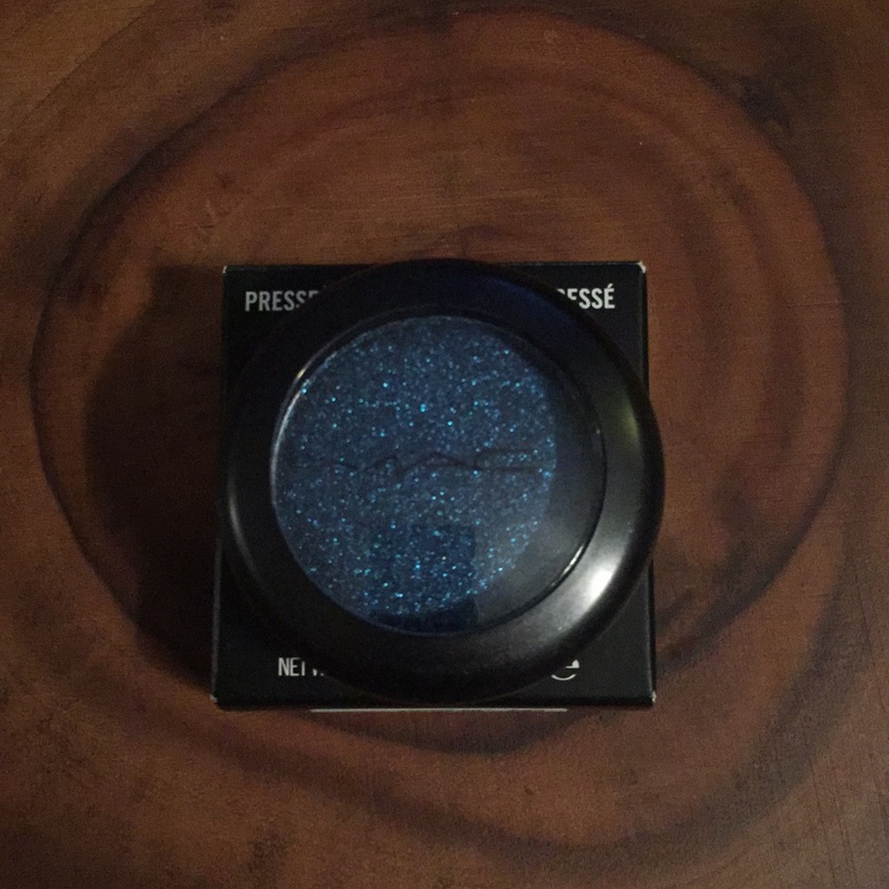 MAC Cosmetics midnight pressed pigment